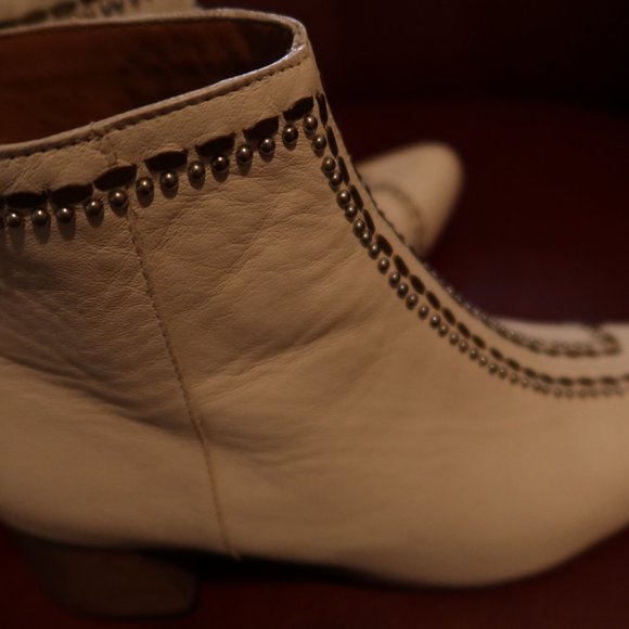 $645 Calleen Cordero Boots off-white/cream leather w brass and nickel studs 7 - Picture 9 of 16